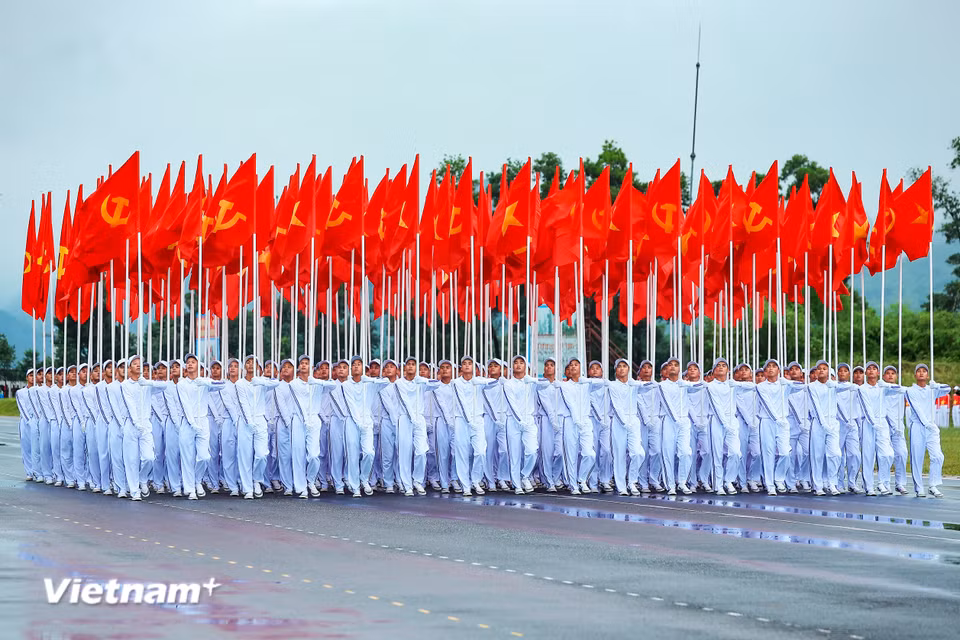 Nội dung diễu binh, diễu hành có sự tham gia của gần 16.000 cán bộ, chiến sỹ của các đơn vị Quân đội, Công an cùng hệ thống xe pháo, khí tài quân sự và phương tiện đặc chủng hiện đại. (Ảnh: Hoài Nam/Vietnam+)