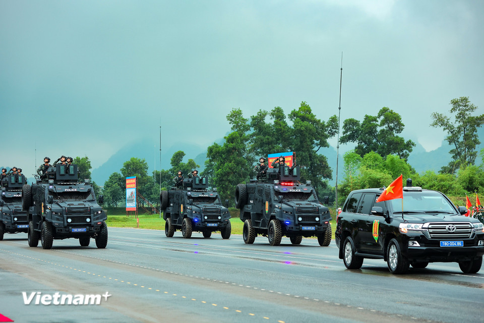 Dù buổi tổng hợp hợp luyện diễn ra dưới thời tiết mưa song các lực lượng đều thực hiện nhiệm vụ với tâm thế phấn chấn, thần thái nghiêm trang, khí thế hiên ngang cùng động tác mạnh mẽ, chuẩn xác, dứt khoát và thống nhất. (Ảnh: Hoài Nam/Vietnam+)