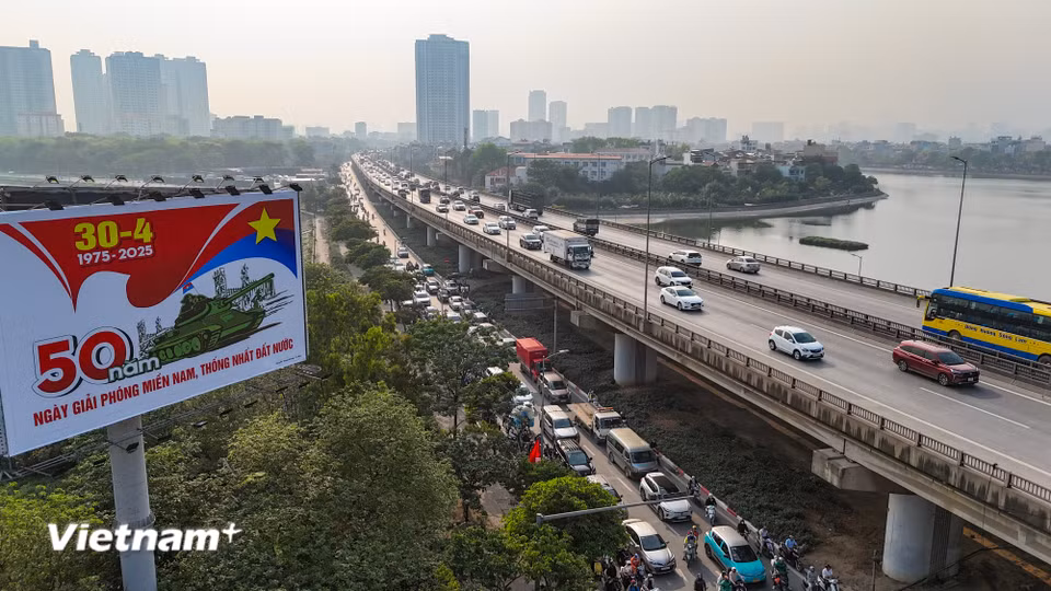 Dòng phương tiện di chuyển bình thường trên đường Vành đai 3 trên cao và đường ven hồ Linh Đàm hướng về cao tốc Pháp Vân- Cầu Giẽ. (Ảnh: Hoài Nam/Vietnam+)
