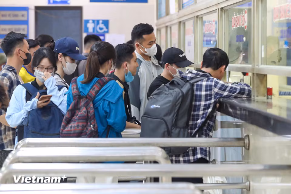 Khu vực bán vé trong bến, người dân xếp hàng chờ tới lượt mua vé. (Ảnh: Hoài Nam/Vietnam+)