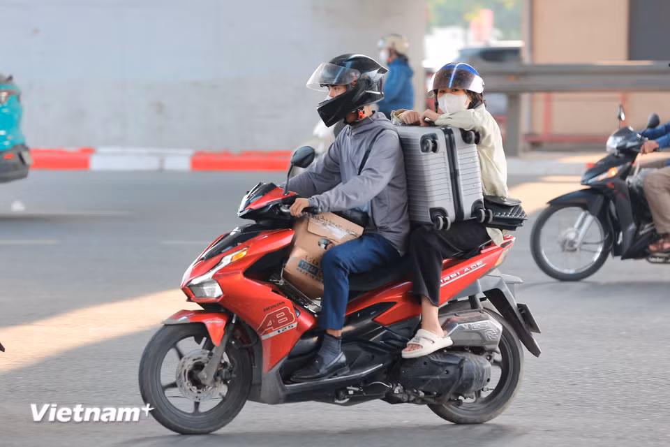 Người dân mang theo đồ đạc lỉnh kỉnh về quê bắt đầu kỳ nghỉ lễ. (Ảnh: Hoài Nam/Vietnam+)