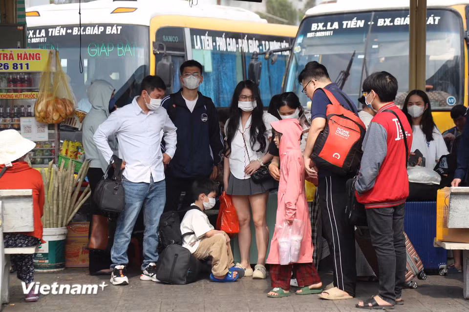 Tại các khu vực chờ cũng rất đông người dân với hành lý trở về quê. (Ảnh: Hoài Nam/Vietnam+)