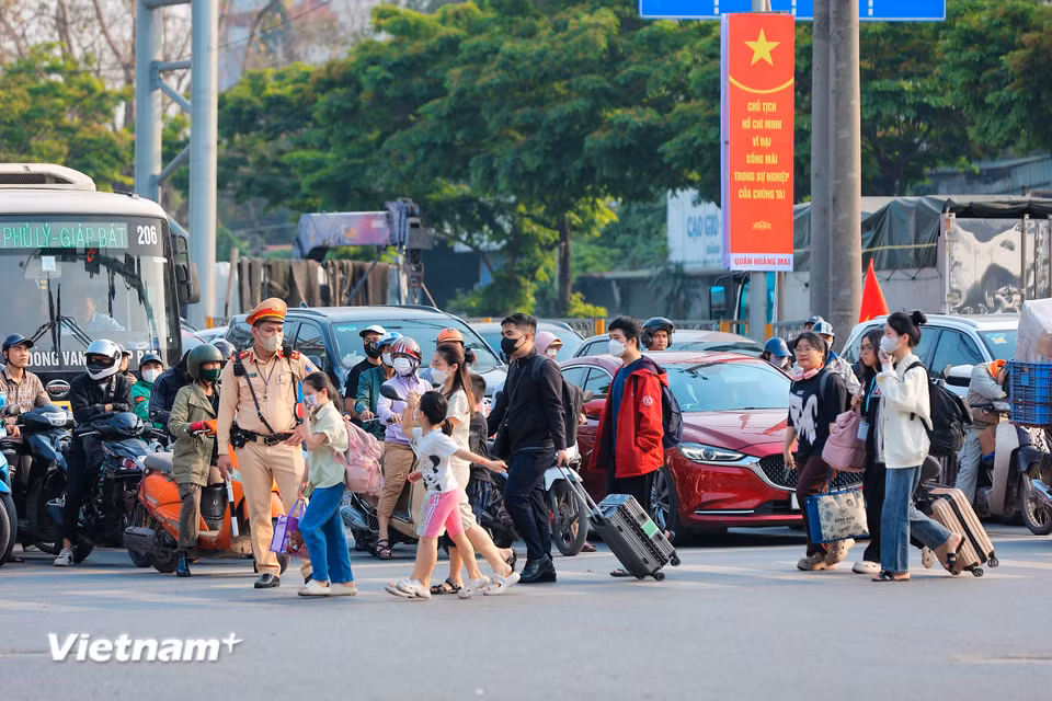 Chiều 29/4, ngày làm việc cuối cùng trước kỳ nghỉ lễ 30/4, nhiều người dân đã lỉnh kỉnh đồ đạc rời Hà Nội để về quê. Các bến xe và tuyến đường hướng ra cửa ngõ Thủ đô đông đúc. (Ảnh: Hoài Nam/Vietnam+)