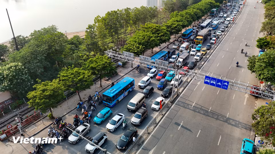 Đường Giải Phóng hướng về phía Quốc lộ 1A cũ đông các phương tiện di chuyển. (Ảnh: Hoài Nam/Vietnam+)