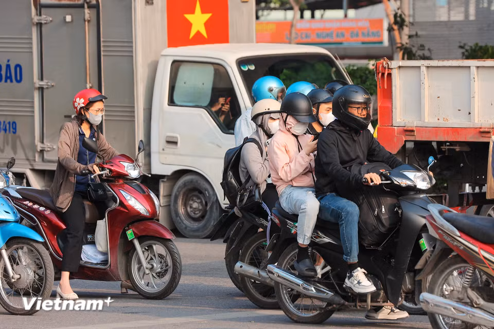 Lưu lượng giao thông đổ về cửa ngõ phía Nam cao nhưng không xảy ra ùn tắc. (Ảnh: Hoài Nam/Vietnam+)