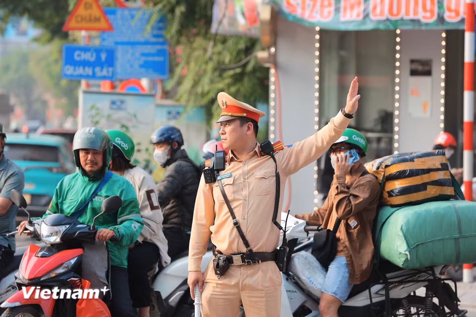 Lực lượng chức năng liên tục phải điều phối giao thông tránh tình trạng ùn tắc. (Ảnh: Hoài Nam/Vietnam+)