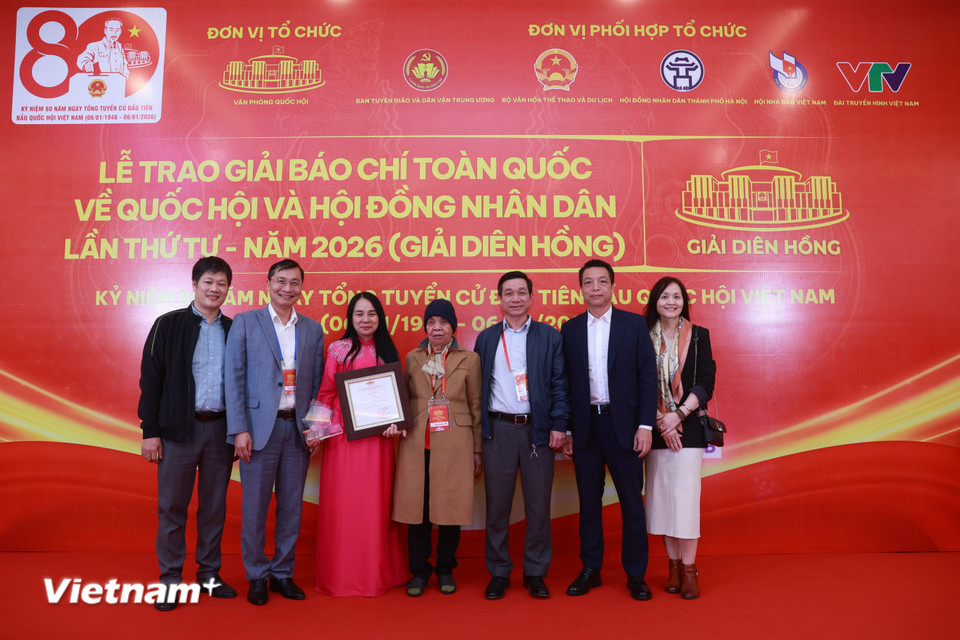 Nhóm tác giả đoạt giải của Báo Điện tử VietnamPlus- Thông tấn xã Việt Nam. (Ảnh: Hoài Nam/Vietnam+)