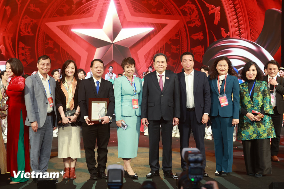 Các tác giả đoạt giải của Thông tấn xã Việt Nam chụp ảnh lưu niệm cùng Chủ tịch Quốc hội Trần Thanh Mẫn. (Ảnh: Hoài Nam/Vietnam+)