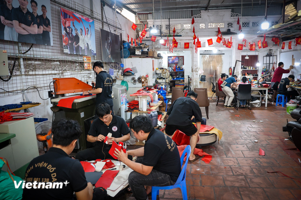 Hướng tới kỷ niệm 80 năm Cách mạng Tháng Tám và Quốc khánh 2/9, một dự án đặc biệt đã được ra đời với sản phẩm là những đồ da thủ công mang họa tiết cờ Tổ quốc đã được những người bạn khuyết tật, tự kỷ trên địa bàn Thủ đô thực hiện. (Ảnh: Hoài Nam/Vietnam+)