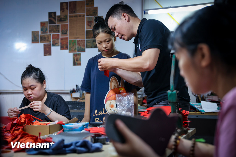 Anh Nguyễn Văn Phúc - người sáng lập dự án "Tôi giỏi" chia sẻ, giá trị của mỗi người không phải nằm ở khiếm khuyết mà nằm ở tinh thần vươn lên và sự đóng góp cho cộng đồng, xã hội. (Ảnh: Hoài Nam/Vietnam+)