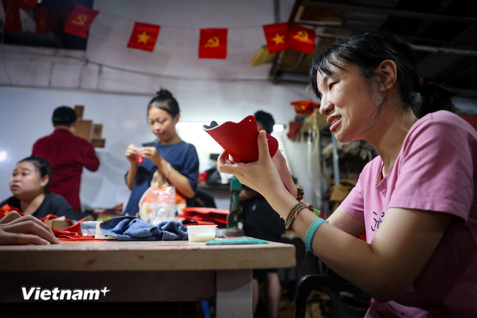 Bộ sưu tập "Việt Nam ơi" là một phần trong dự án “Tôi giỏi” với các thiết kế màu đỏ, in hình ngôi sao vàng, giống như hình ảnh cờ Tổ quốc, gồm nhiều sản phẩm. (Ảnh: Hoài Nam/Vietnam+)