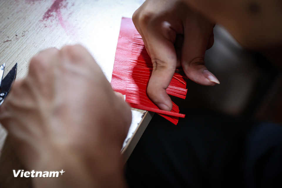 Những sản phẩm này sử dụng 100% da bò thật, do các bạn khuyết tật, tự kỷ thực hiện. (Ảnh: Hoài Nam/Vietnam+)