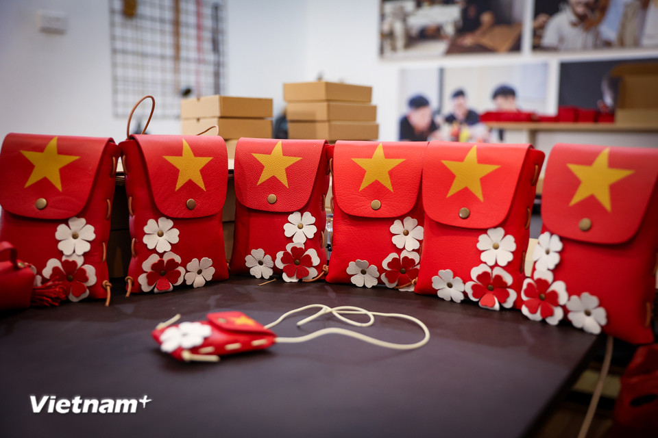 Bộ sưu tập gồm nhiều sản phẩm như: túi đeo chéo, bao đựng kính, móc khóa, túi ví trẻ em, kẹp tóc, ốp điện thoại… (Ảnh: Hoài Nam/Vietnam+)