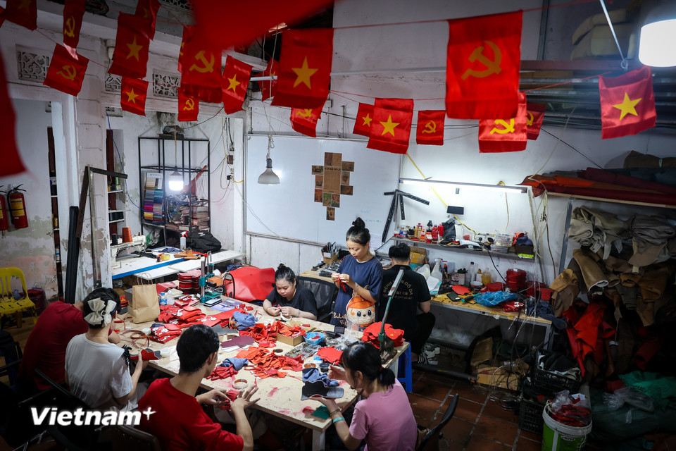 Ngôi nhà nhỏ trên phố Bằng Liệt (Hoàng Liệt, Hà Nội) là nơi những nỗ lực vươn lên của nhiều bạn trẻ khuyết tật, tự kỷ đang hằng ngày cần mẫn với công việc và những sản phẩm đồ da thủ công. (Ảnh: Hoài Nam/Vietnam+)