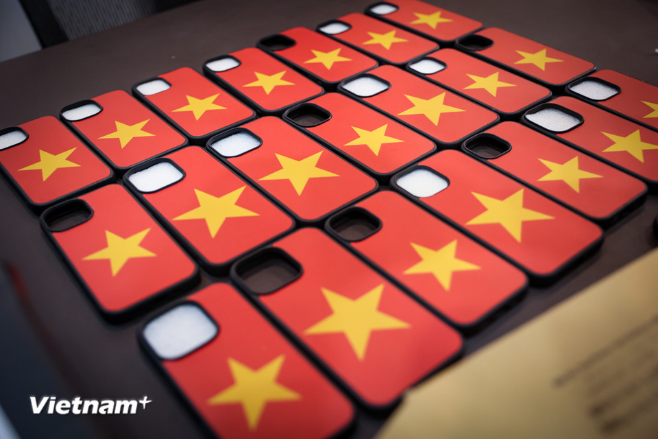 Sản phẩm ốp lưng điện thoại in hình cờ đỏ, sao vàng từ bàn tay của những người khuyết tật. (Ảnh: Hoài Nam/Vietnam+)