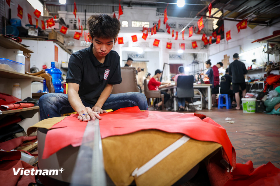 Cũng chính bởi suy nghĩ đó, dự án “Tôi giỏi” đã được ra đời với mong muốn đào tạo nghề và cung cấp nguyên liệu cho các thành viên làm đồ da thủ công. Dự án được triển khai từ tháng 4/2025, kết hợp cùng 4 chi hội của Hội người khuyết tật Thành phố Hà Nội, thu hút khoảng 60 người tham gia sản xuất. (Ảnh: Hoài Nam/Vietnam+)