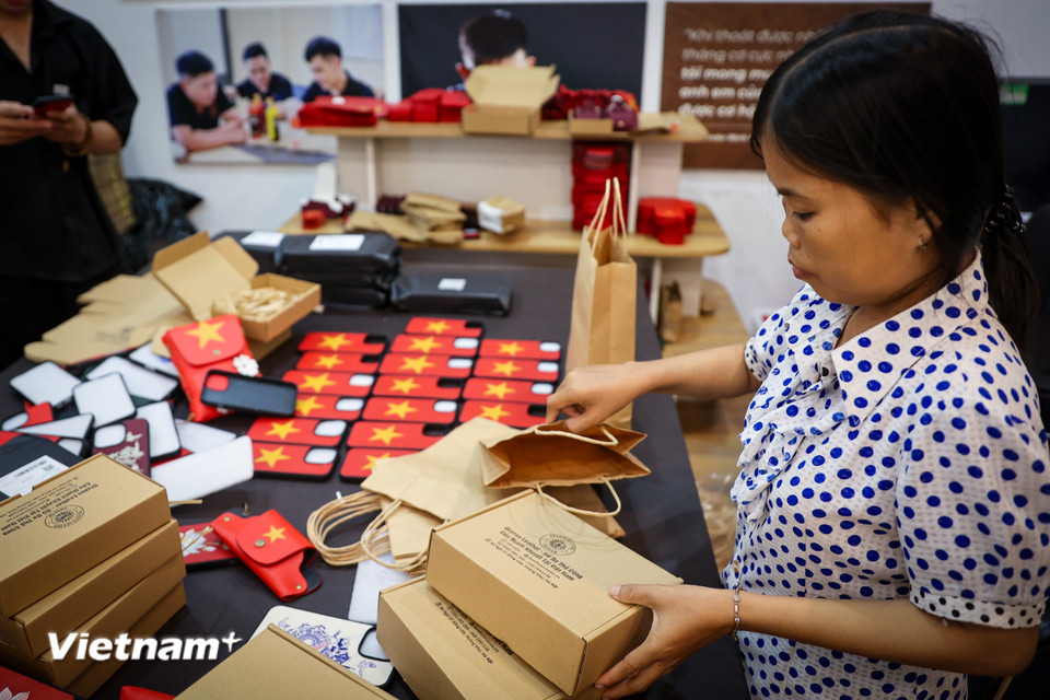 Những nhân công đóng gói các sản phẩm xinh xắn, mang đầy ý nghĩa dịp Đại lễ lan tỏa đến mọi miền Tổ quốc. (Ảnh: Hoài Nam/Vietnam+)