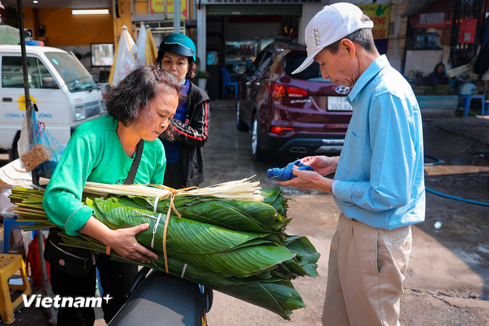Trong dịp giáp Tết, mỗi gian hàng của tiểu thương thường bán được hàng ngàn, thậm chí lên tới hàng vạn chiếc lá dong mỗi ngày. (Ảnh: Hoài Nam/Vietnam+)