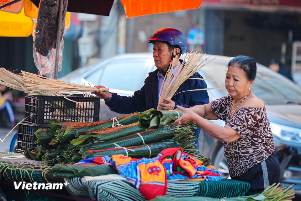 Đa số những đơn đặt hàng là các cơ sở sản xuất bánh chưng với số lượng lớn còn số ít sẽ bán cho khách lẻ. (Ảnh: Hoài Nam/Vietnam+)
