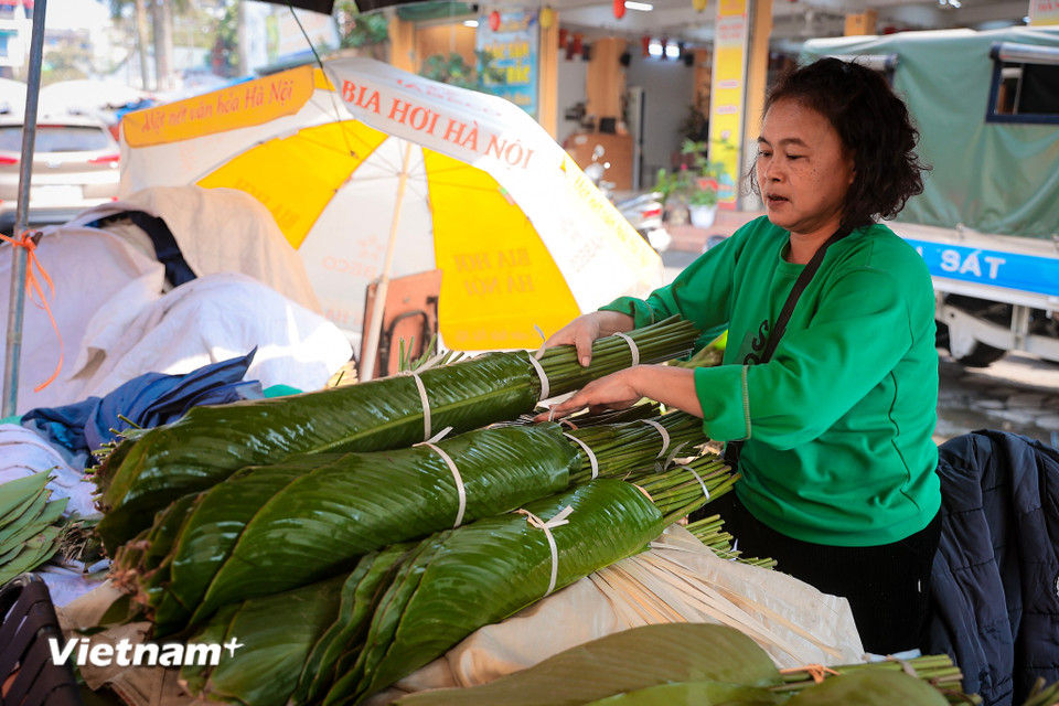 Từ ngày 17 đến 29 tháng Chạp, các cửa hàng bắt đầu mở bán từ 5-6 giờ sáng đến tối muộn. (Ảnh: Hoài Nam/Vietnam+)