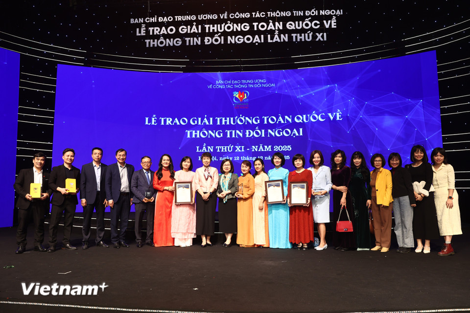 Các tác giả đoạt giải của Liên chi hội Thông tấn xã Việt Nam tại lễ trao giải. (Ảnh: Hoài Nam/Vietnam+)