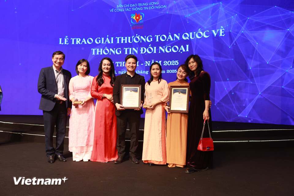 Lãnh đạo Báo Điện tử VietnamPlus chụp ảnh cùng tác giải đoạt giải. (Ảnh: Hoài Nam/Vietnam+)