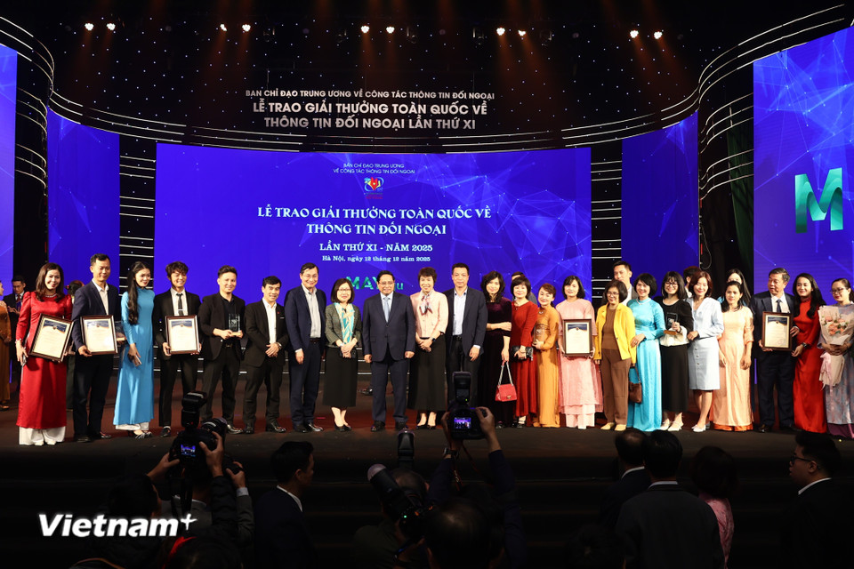 Các tác giả đoạt giải của Liên chi hội Thông tấn xã Việt Nam chụp ảnh lưu niệm cùng Thủ tướng Chính phủ Phạm Minh Chính. (Ảnh: Hoài Nam/Vietnam+)