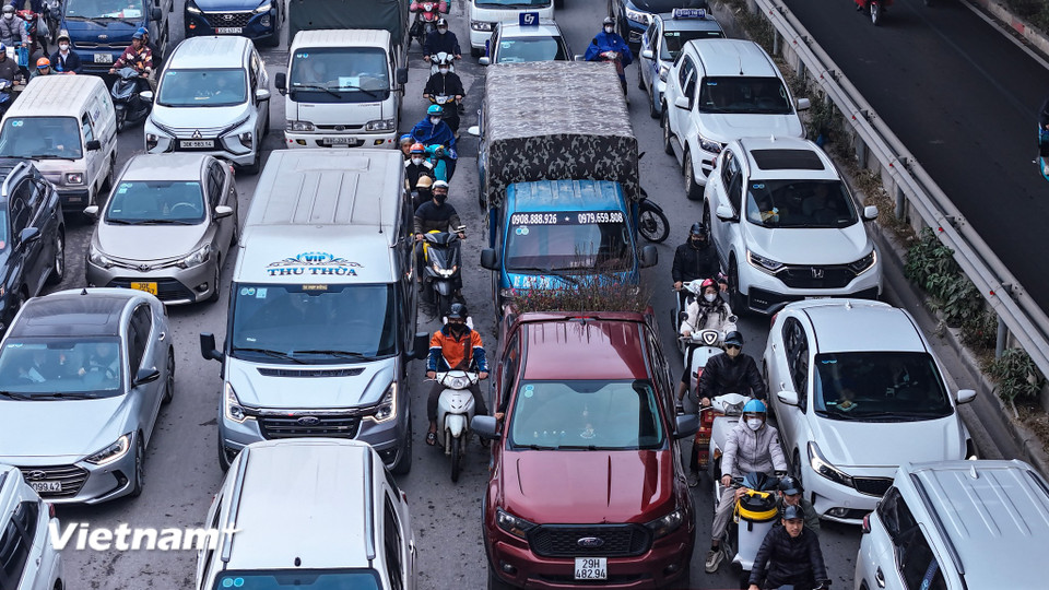 Xe máy len lỏi vào những khe hẹp giữa đoàn ô tô. (Ảnh: Hoài Nam/Vietnam+)