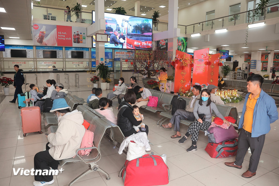 Ghi nhận tại bến xe Giáp Bát, nhiều người dân đã ra bến mua vé đợi xe từ 10 giờ sáng. (Ảnh: Hoài Nam/Vietnam+)