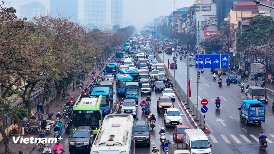 Đường Giải Phóng khu vực gần bến xe Giáp Bát chật kín phương tiện. (Ảnh: Hoài Nam/Vietnam+)