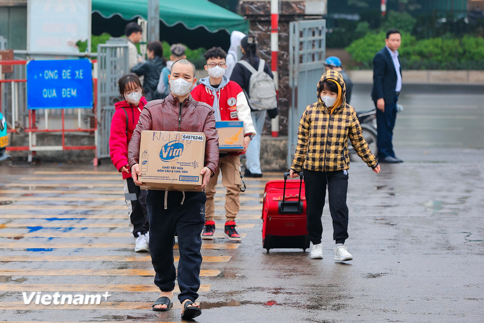 Theo ghi nhận tại bến xe Mỹ Đình, hành khách ra bến xe ngày càng đông để về quê bắt đầu kỳ nghỉ kéo dài 9 ngày. (Ảnh: Hoài Nam/Vietnam+)