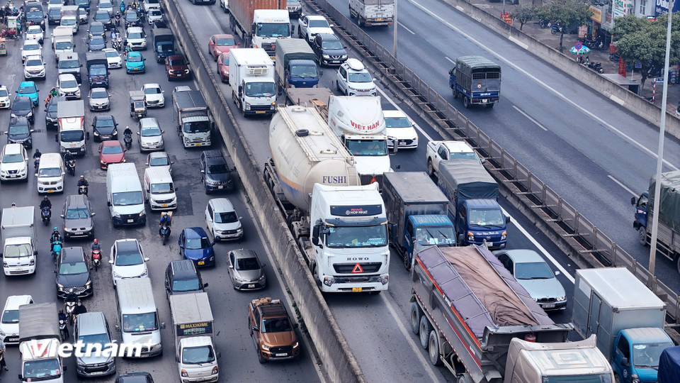 Ghi nhận tại đường vành đai 3, dòng người chen chúc cả trên đường trên cao và phía bên dưới. (Ảnh: Hoài Nam/Vietnam+)