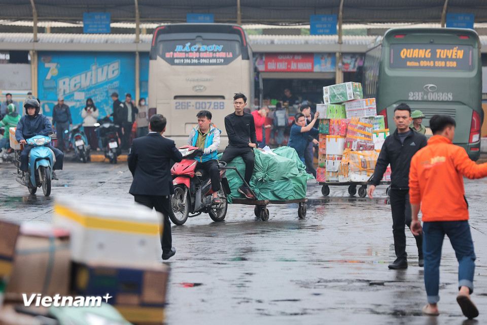 Hoạt động vận chuyển hàng hóa cũng diễn ra tấp nập. (Ảnh: Hoài Nam/Vietnam+)