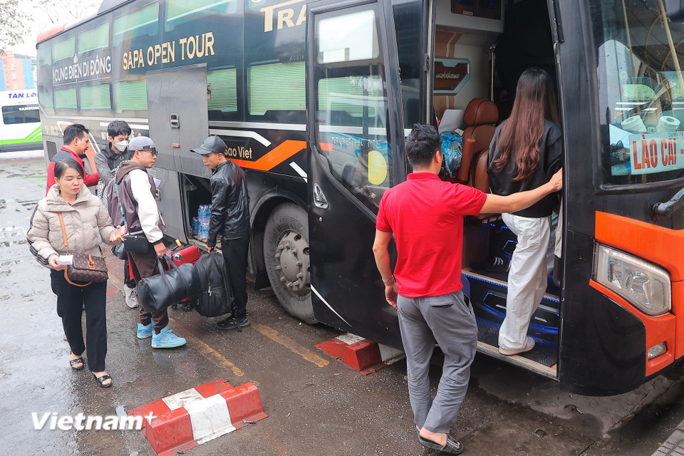 Lượng khách tại bến xe Mỹ Đình trong các ngày cao điểm từ khoảng 12.000 lượt với dự kiến hơn 800 lượt xe/ngày. (Ảnh: Hoài Nam/Vietnam+)