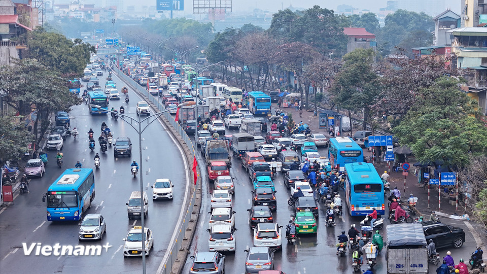 Dòng phương tiện ùn ùn kéo về cửa ngõ phía Nam Hà Nội. (Ảnh: Hoài Nam/Vietnam+)