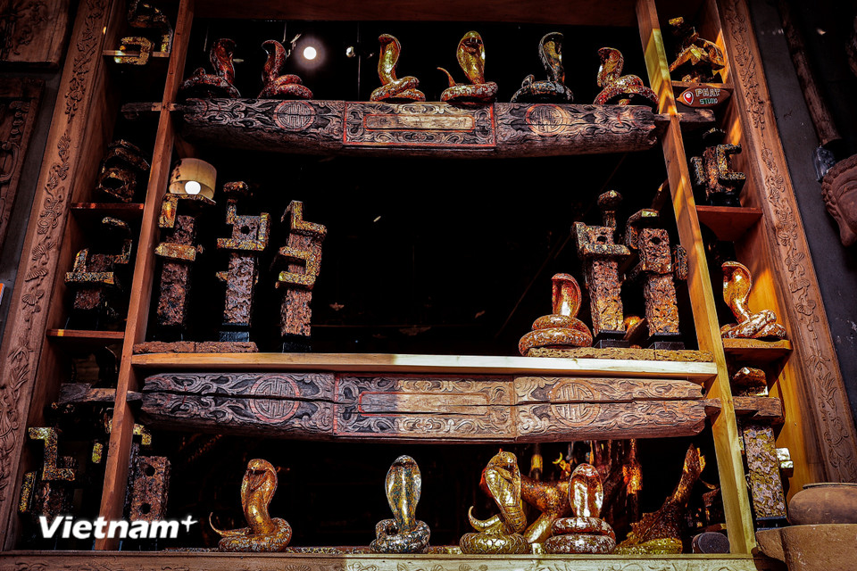 Được chế tác từ vật liệu đá ong và nghệ thuật sơn mài, tác phẩm không chỉ tôn vinh vẻ đẹp thiên nhiên mà còn thể hiện sự tài hoa trong nghề thủ công truyền thống. (Ảnh: Hoài Nam/Vietnam+)