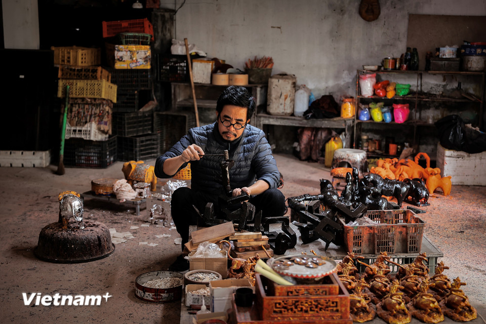 Kết hợp với chất liệu đặc trưng của làng cổ Việt Nam là đá ong, những tác phẩm tượng trưng cho giá trị văn hóa lâu đời nhưng cũng gợi lên sự mộc mạc, gần gũi qua màu sắc nâu vàng. (Ảnh: Hoài Nam/Vietnam+)