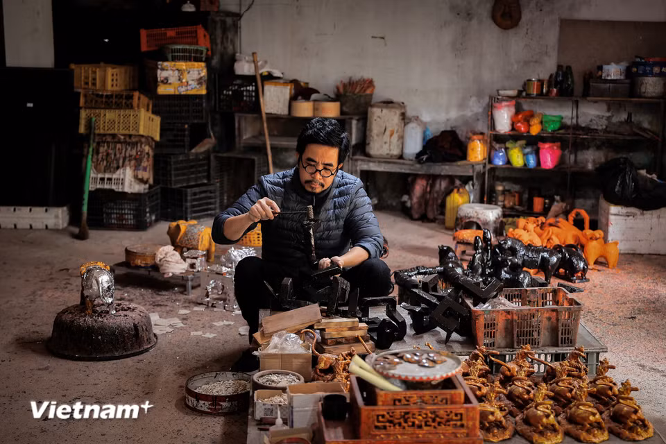 Kết hợp với chất liệu đặc trưng của làng cổ Việt Nam là đá ong, những tác phẩm tượng trưng cho giá trị văn hóa lâu đời nhưng cũng gợi lên sự mộc mạc, gần gũi qua màu sắc nâu vàng. (Ảnh: Hoài Nam/Vietnam+)