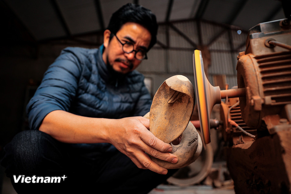 Chia sẻ về ý tưởng về 45 bức tượng “Thạch ong gấm xà,” Nghệ nhân Nguyễn Tấn Phát cho biết đây không chỉ là sản phẩm nghệ thuật thủ công mà còn là biểu tượng văn hóa và khát vọng phát triển của Việt Nam trong hành trình đến năm 2045 – cột mốc đánh dấu đất nước vươn tầm cao mới, trở thành nước phát triển, thu nhập cao. (Ảnh: Hoài Nam/Vietnam+)