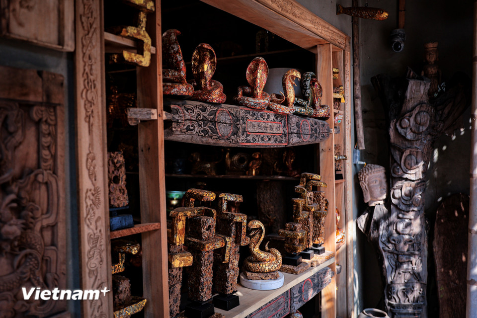 Những tác phẩm không chỉ là sản phẩm thủ công mỹ nghệ mà còn là biểu tượng hòa quyện giữa quá khứ, hiện tại và tương lai. (Ảnh: Hoài Nam/Vietnam+)