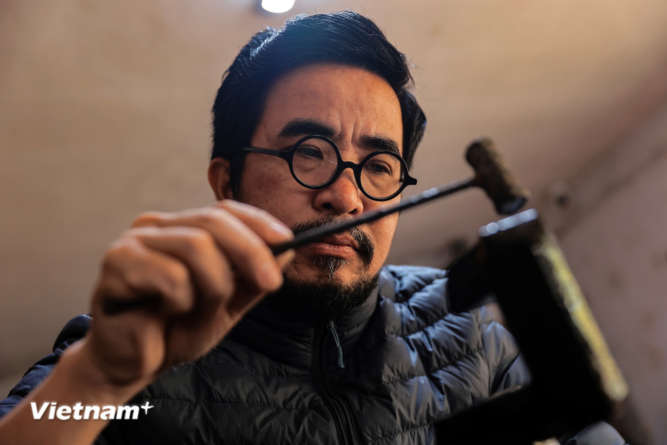 Qua đó, tác giả muốn gửi gắm về nghệ thuật sơn mài cũng đại diện cho sự sáng tạo không ngừng, khẳng định vị thế của các nghề thủ công truyền thống trong thời kỳ đổi mới. (Ảnh: Hoài Nam/Vietnam+)