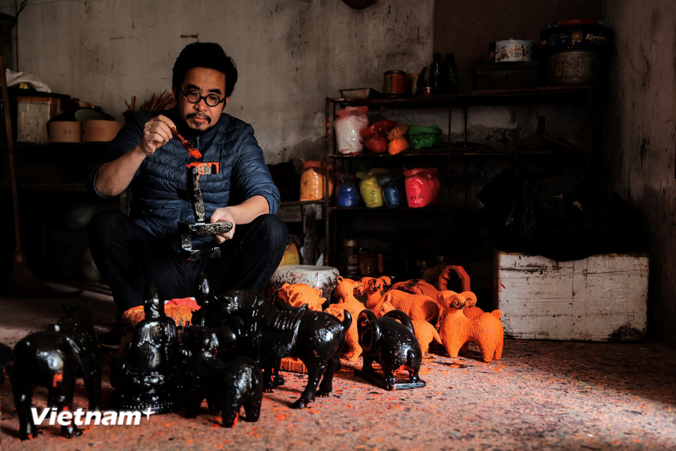 Các bức tượng khoác lên mình lớp sơn mài tạo nên sự rực rỡ, hài hòa giữa truyền thống và hiện đại, thể hiện tay nghề thủ công tinh xảo. (Ảnh: Hoài Nam/Vietnam+)