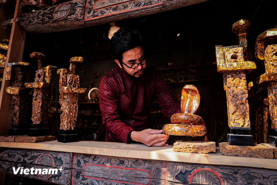Một điều mà Nghệ nhân Nguyễn Tấn Phát luôn tâm niệm và thể hiện trong bộ tượng “Thạch ong gấm xà” của năm Ất Tỵ là thông điệp về sự phát triển bền vững và khát vọng vươn tầm thế giới của Việt Nam. (Ảnh: Hoài Nam/Vietnam+)