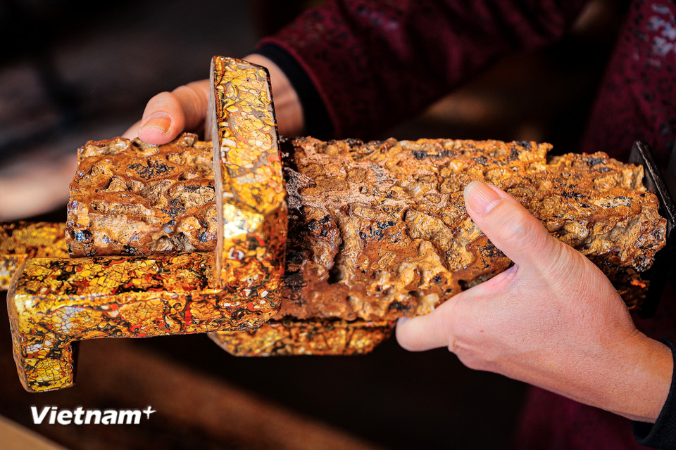 Đá ong, với kết cấu chắc chắn và màu sắc ấm áp, tạo nên nền tảng vững chãi, gợi nhớ về sự bền bỉ của con người Việt Nam qua bao thế hệ. (Ảnh: Hoài Nam/Vietnam+)