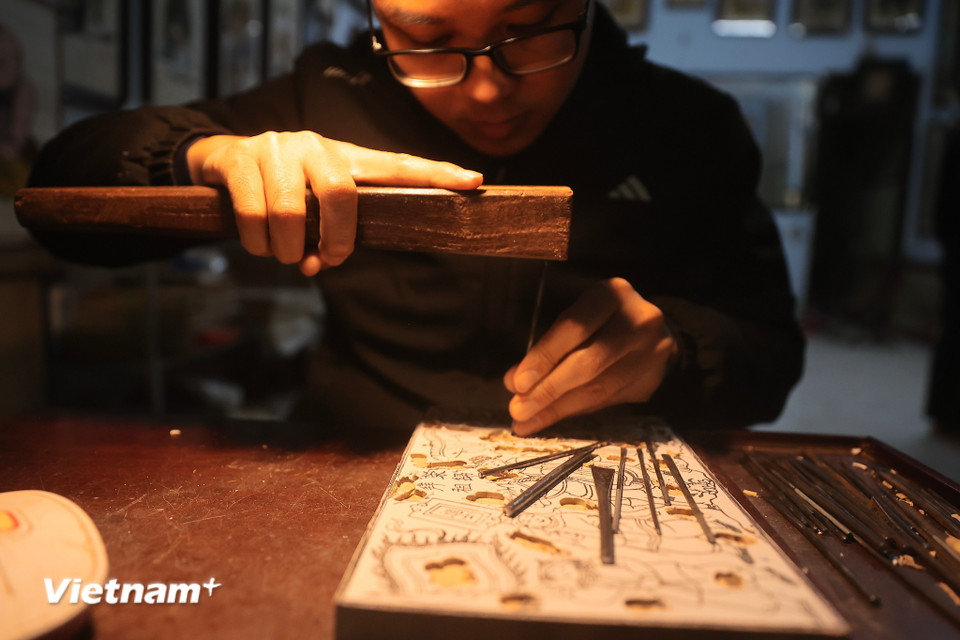 Sống trong gia đình có truyền thống nhiều thế hệ làm tranh dân gian Đông Hồ, anh Đạo sớm được tiếp xúc với những câu chuyện trong tranh. Sau khi tốt nghiệp đại học và đi làm 3 năm, anh lại trở về ngôi làng bên dòng sông Đuống viết tiếp những trang sách của người làm tranh truyền thống. (Ảnh: Hoài Nam/Vietnam+)