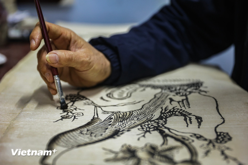 Tranh dân gian Đông Hồ mượn những hình ảnh thân thuộc như con gà, đàn lợn, chú bé chăn trâu rất đỗi gần gũi với cuộc sống để thể hiện những câu chuyện văn hóa một cách tinh tế và khéo léo. (Ảnh: Hoài Nam/Vietnam+)