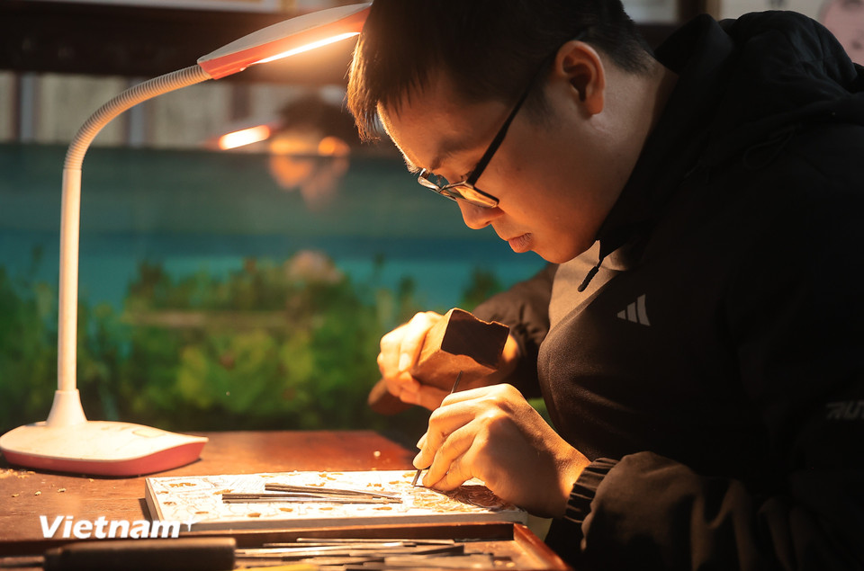 Tiếp nối truyền thống 14 đời làm tranh dân gian của gia đình, nghệ nhân Nguyễn Hữu Đạo là con trai của nghệ nhân Nguyễn Hữu Quả cũng bỏ phố về quê nối nghiệp cha mình. (Ảnh: Hoài Nam/Vietnam+)