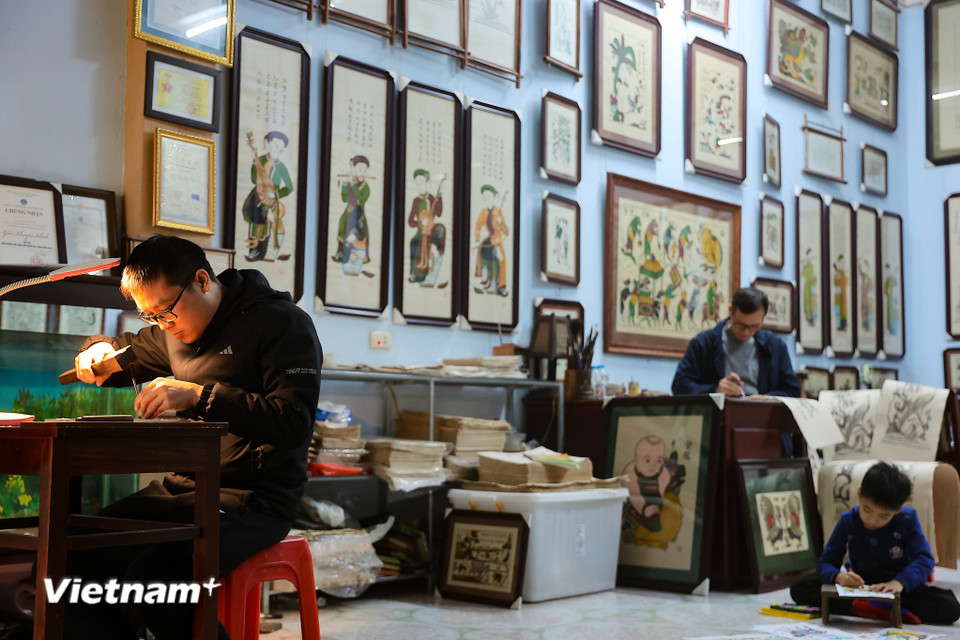 Qua những cuộc thăng trầm, tranh Đông Hồ vẫn giữ được chỗ đứng riêng của mình. Nhờ có những cây măng dưới cội tre già mà tranh Đông Hồ vẫn được lưu truyền, là tài sản quý báu của nghệ thuật tạo hình dân gian Việt Nam. (Ảnh: Hoài Nam/Vietnam+)