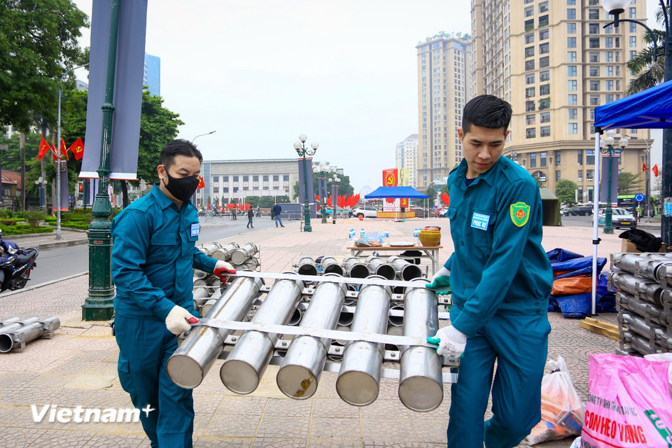 Hệ thống ống phóng pháo hoa đã được lắp đặt, căn chỉnh cẩn thận trên toàn bộ khu vực trận địa. (Ảnh: Hoài Nam/Vietnam+)