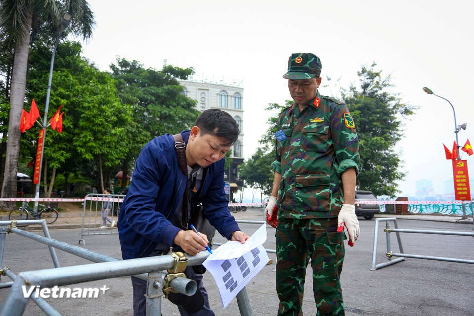 Các ống phóng được điều chỉnh vị trí, góc bắn phù hợp, bảo đảm đúng phương án kỹ thuật và các yêu cầu an toàn. (Ảnh: Hoài Nam/Vietnam+)
